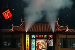 短片《雨停之前》雨窗前的独白场景